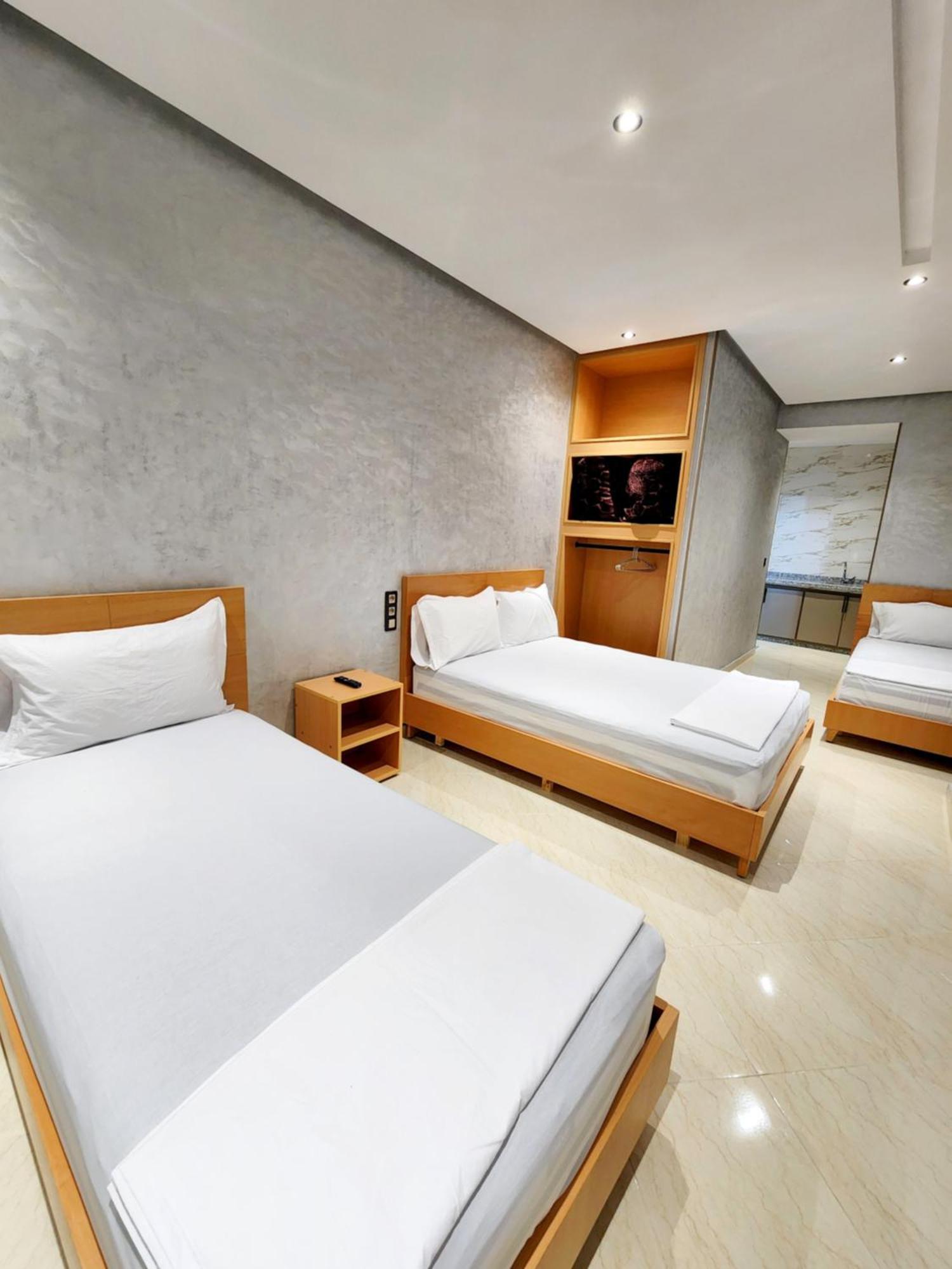 Adam Temara Room photo